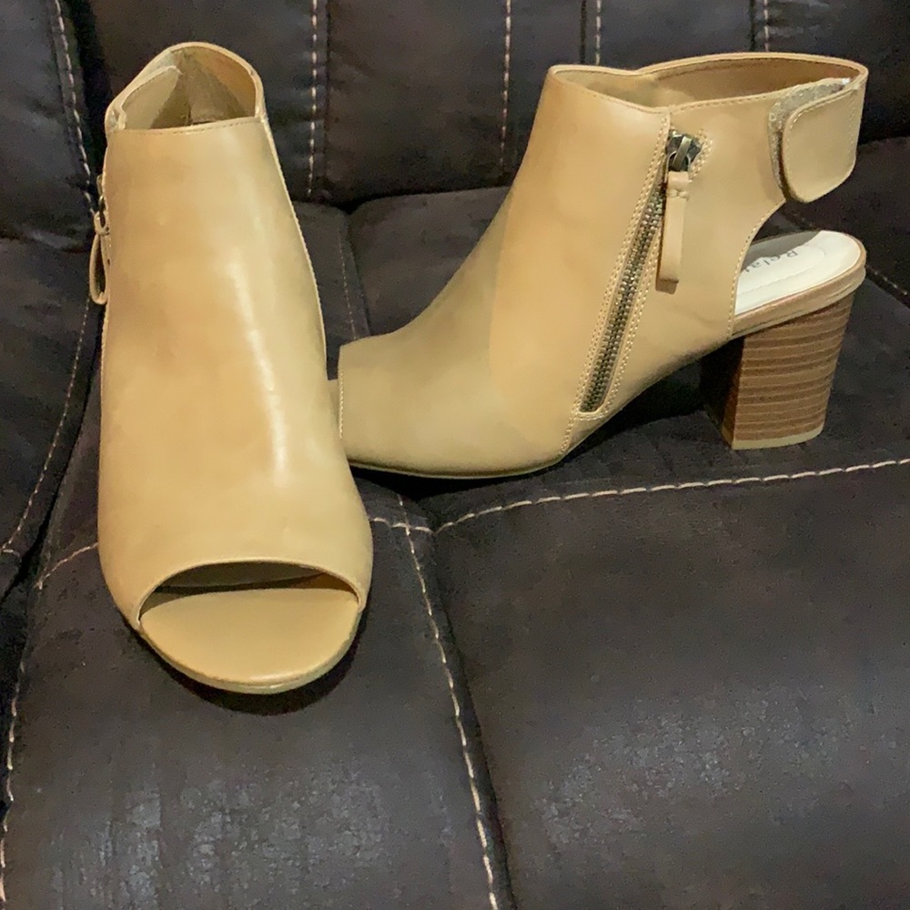 Relativity camel shoes size 9